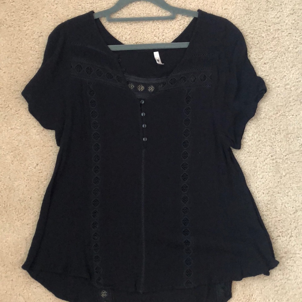 Evereve Black Short Sleeve Eyelet Blouse